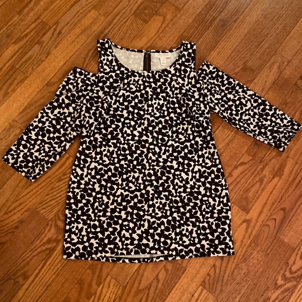 Motherhood 3/4 length sleeve, shoulder showing, black and white floral